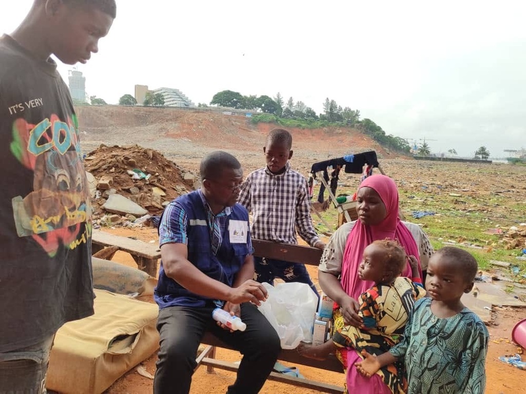 Après l'appel de Sant'Egidio en faveur des populations évacuées d'Abidjan, en Côte d'Ivoire, les aides se multiplient et de nouveaux abris ont été trouvés